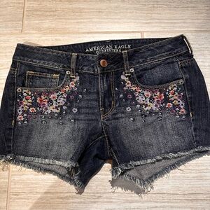 AE American Eagle Embroidered Shorts
Size 6
Womens